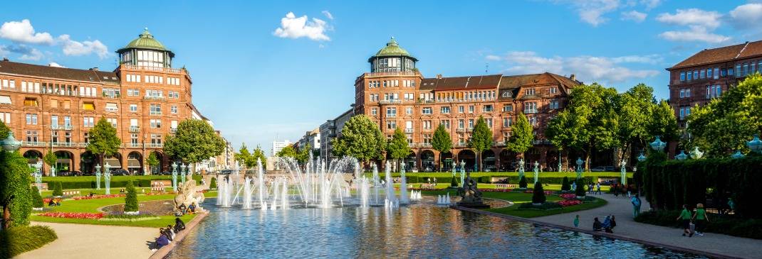 Wasserturm und Springbrunnen in Mannheim.